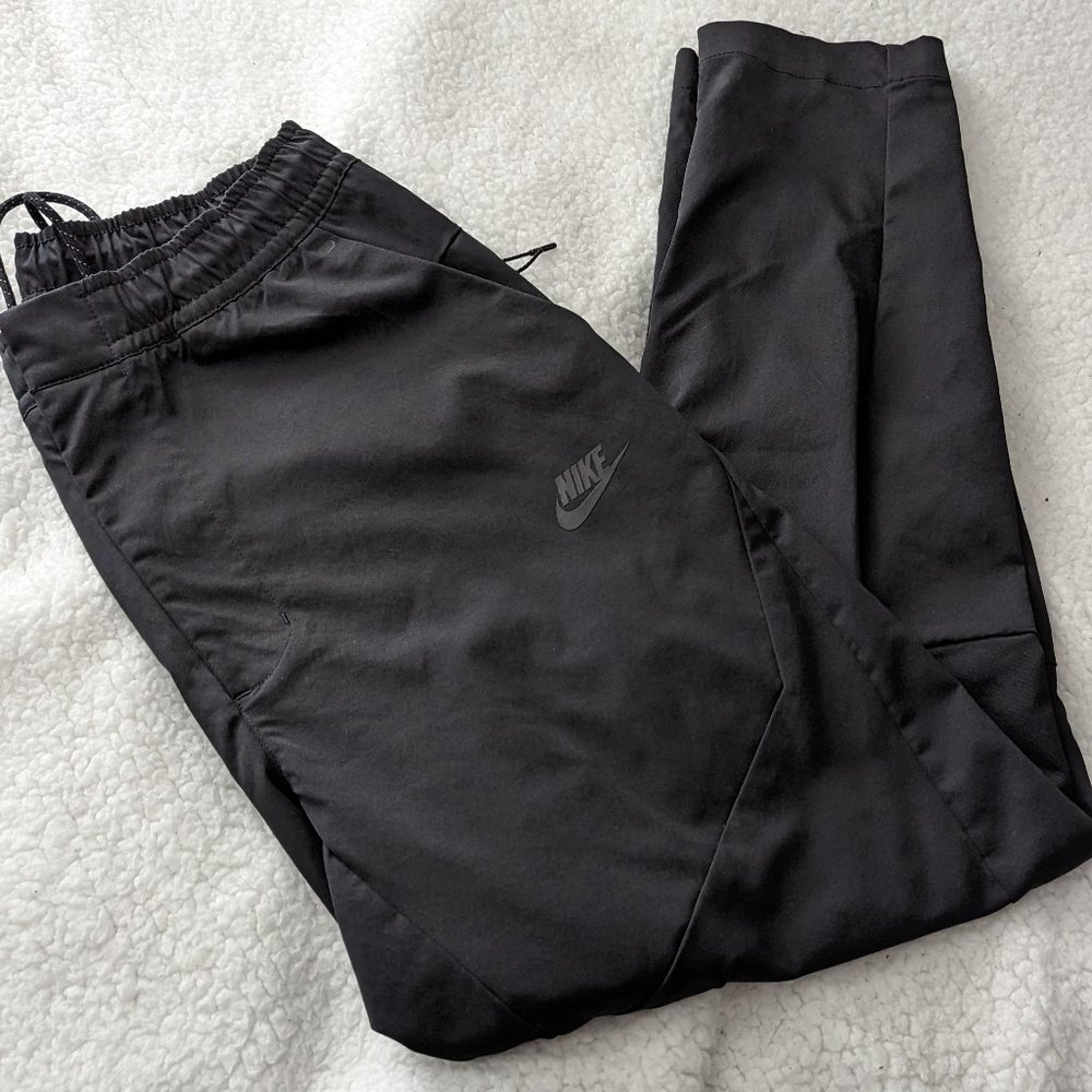 NIKE Tech Essentials Unlined, Men medium in black